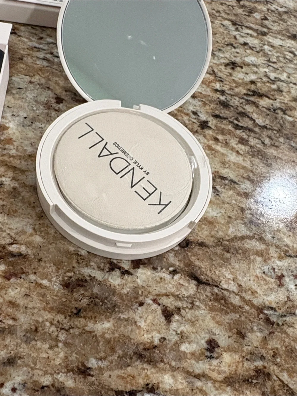 NIB KYLIE JENNER THE KENDALL COLLECTION PALETTE